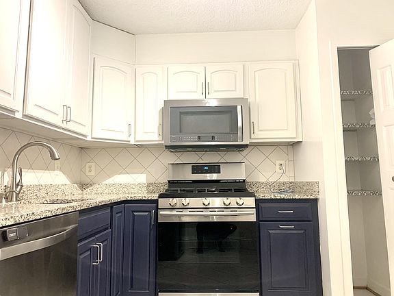 Kitchen w/ stainless steel appliances and granite countertops