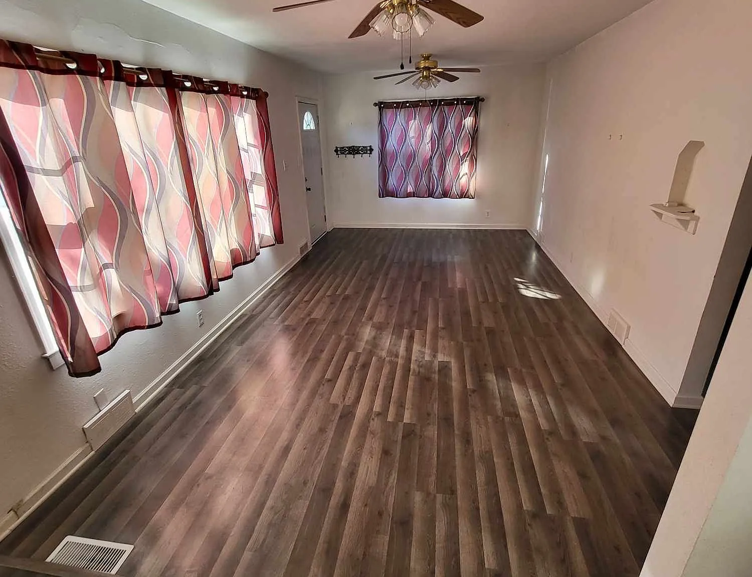 3 bed, 1.0 bath, 1228 sqft, $1,350 — Photo 3