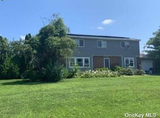 19 Burwood Ln, Coram, NY 11727