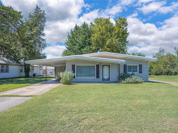 506 S Hospital Dr, Paola, KS 66071
