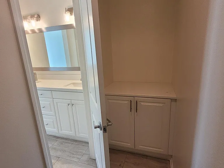 Plenty of "throne room" storage.