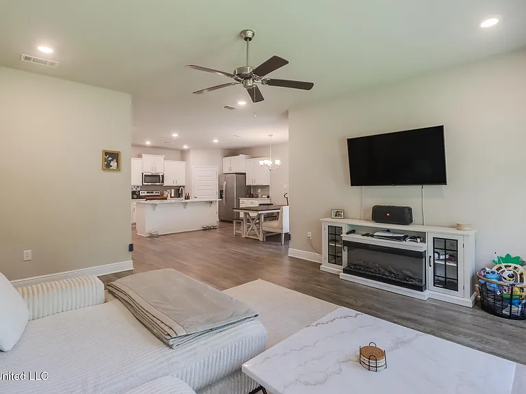 7820 Coral Ln — Photo 6