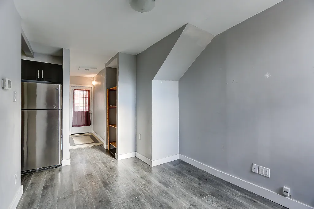 MF- 993 Gerrard Street East — Photo 2
