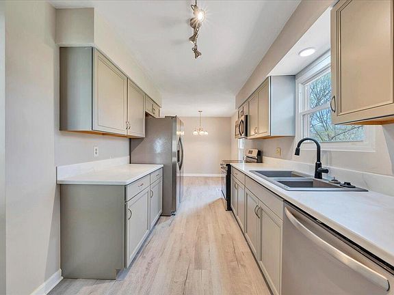 4th image of 3440 Belle Ave NE