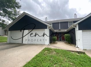 515 NE Newport Dr, Lees Summit, MO 64064