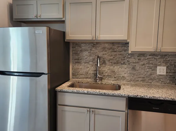 2 Grove St #206, Dover, NH 03820