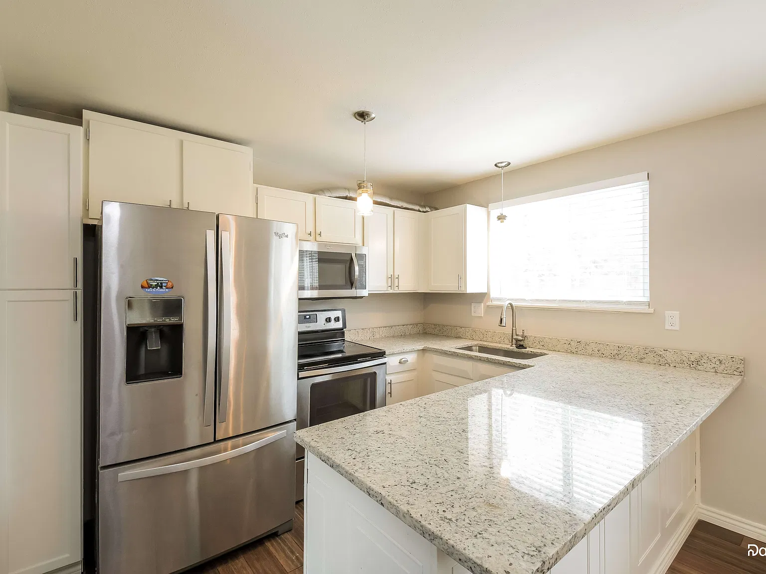 3 bed, 2.0 bath, 1685 sqft, $3,010 — Photo 3
