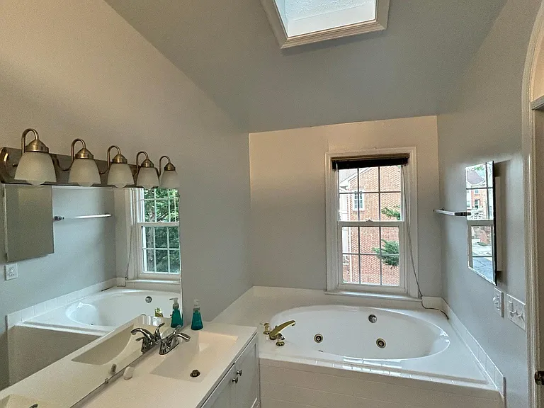 8021 Merry Oaks Ct — Photo 35