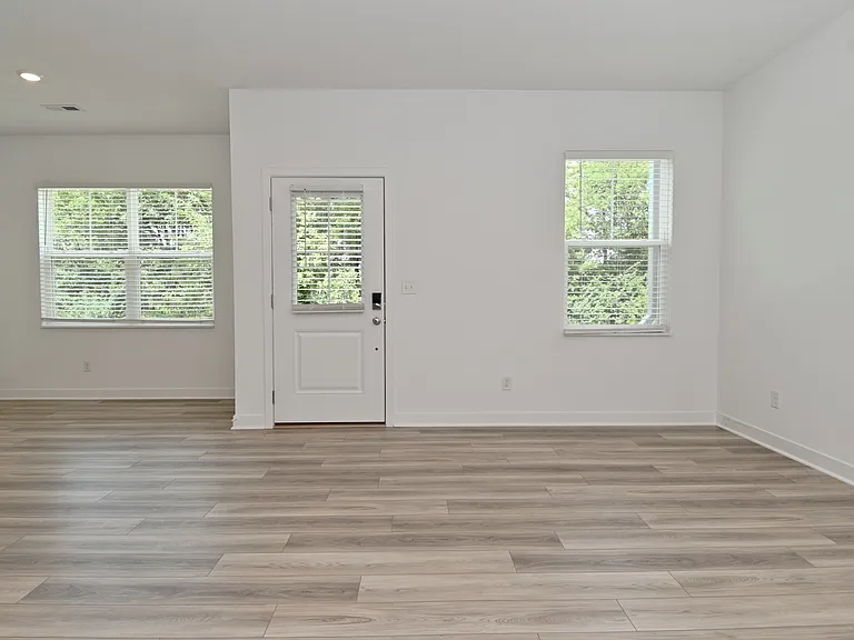 1728 Trinity Ln — Photo 6