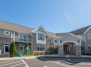 905 W Fairy Chasm Rd UNIT 102, Bayside, WI 53217