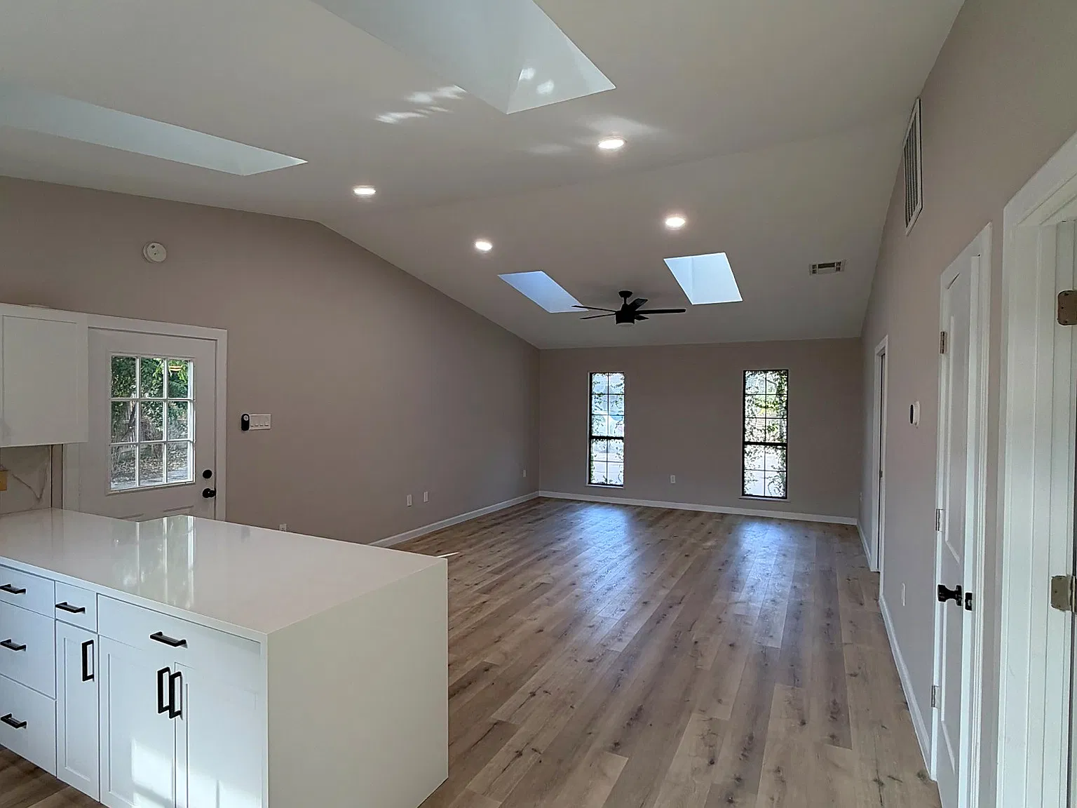 2 bed, 1100 sqft, $2,600 — Photo 2