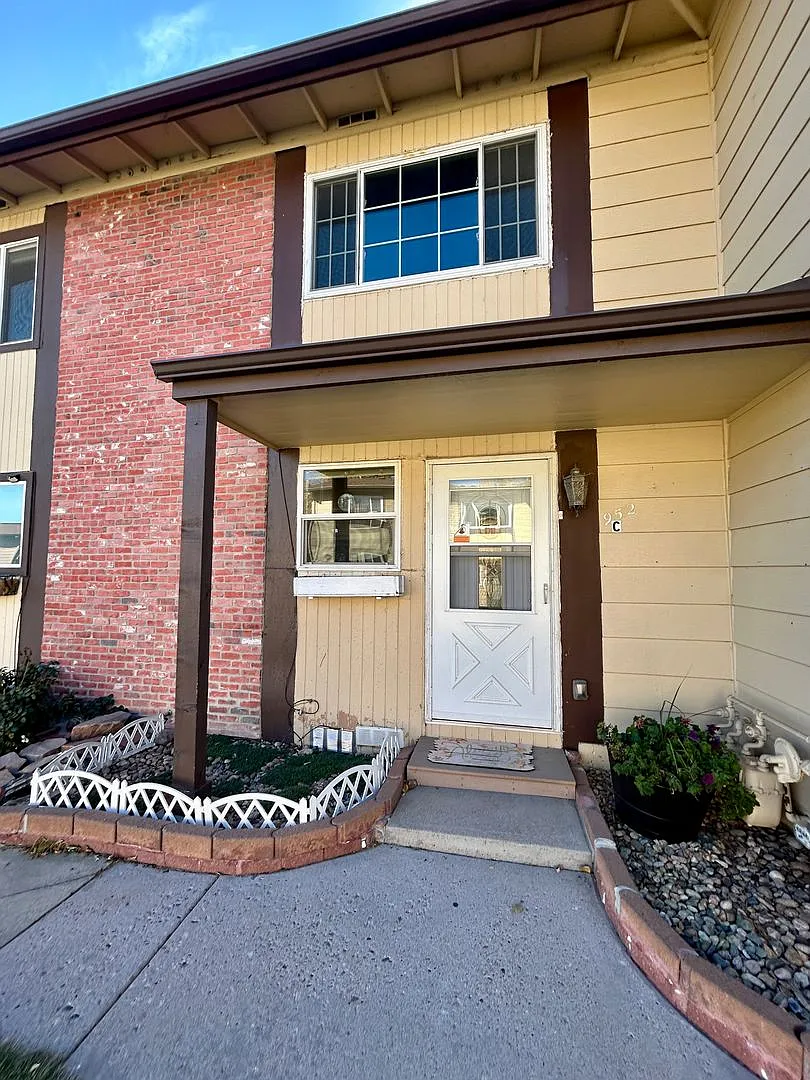 Beautiful two-story townhome in Denver! Low Maintenance! — Photo 1