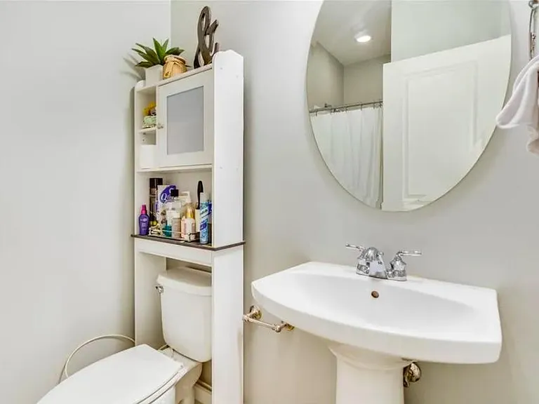 Guest Bathroom (3rd Bedroom)