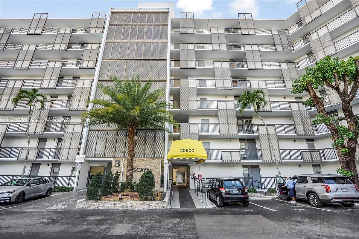 Building Photo - 20500 W Country Club Dr #607