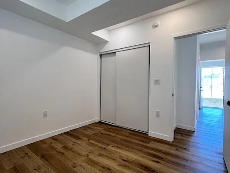 140 W Hyde Park Blvd — Photo 11