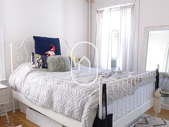 4th image of 102 Fuller St