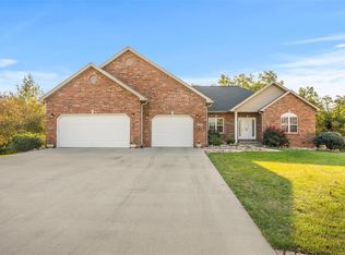 160 Oak Hill Dr, Maryville, IL 62062