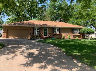 8306 Nicholas St, Omaha, NE 68114
