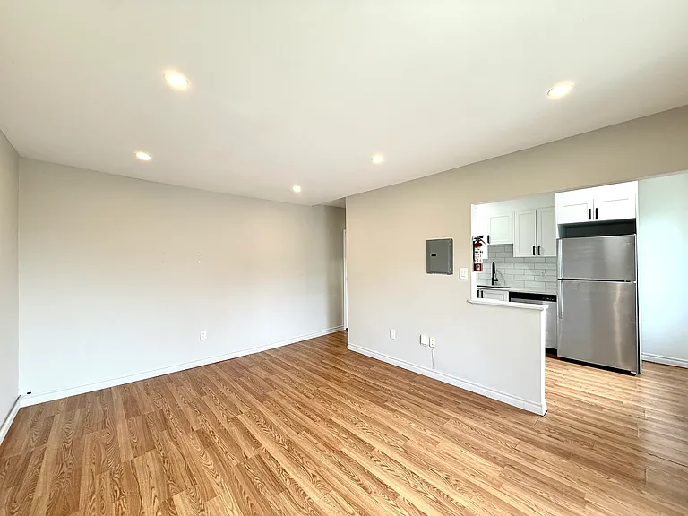 10 Park Ave W — Photo 3