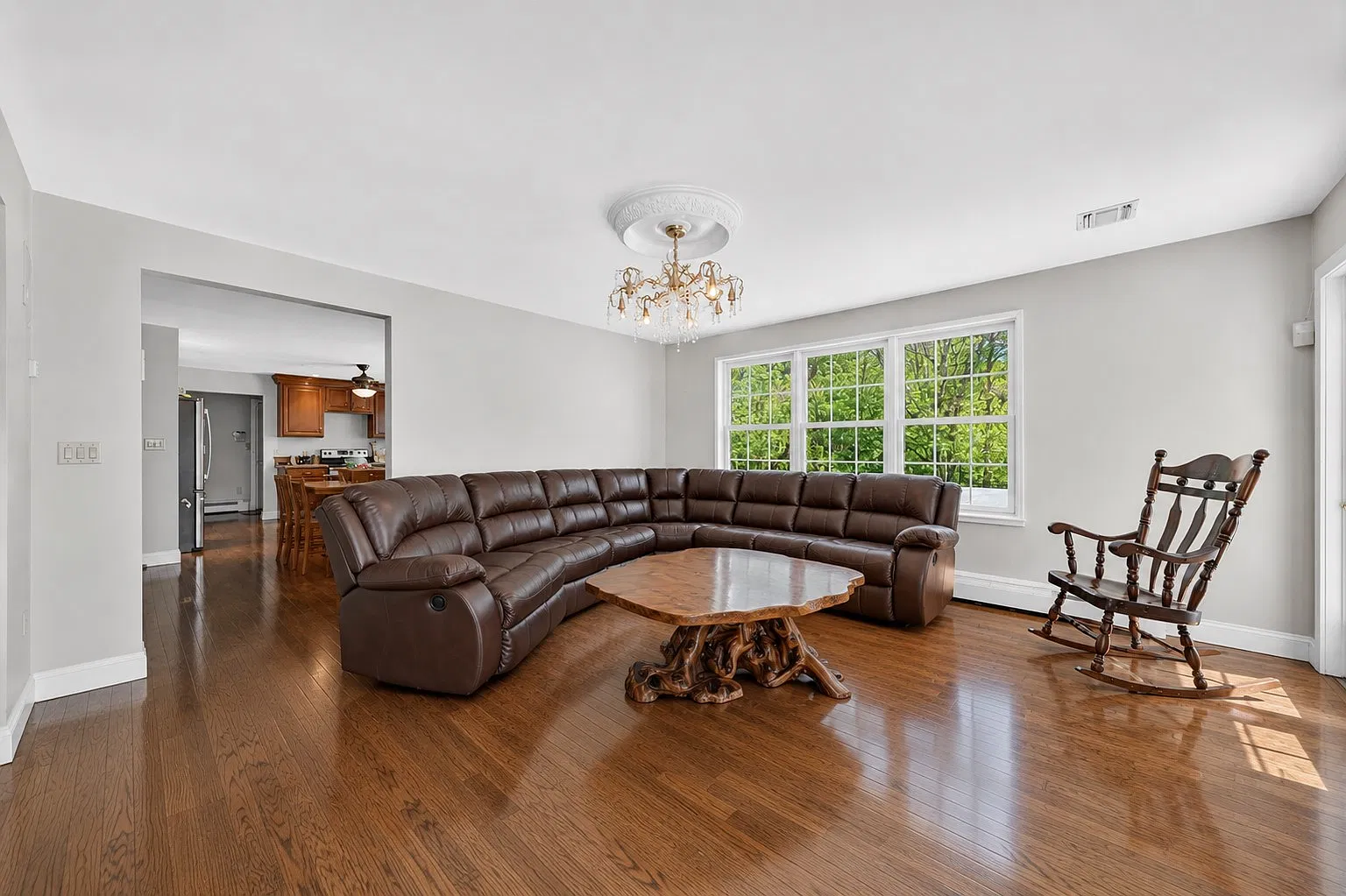 4 bed, 4.5 bath, 4400 sqft, $4,950 — Photo 3