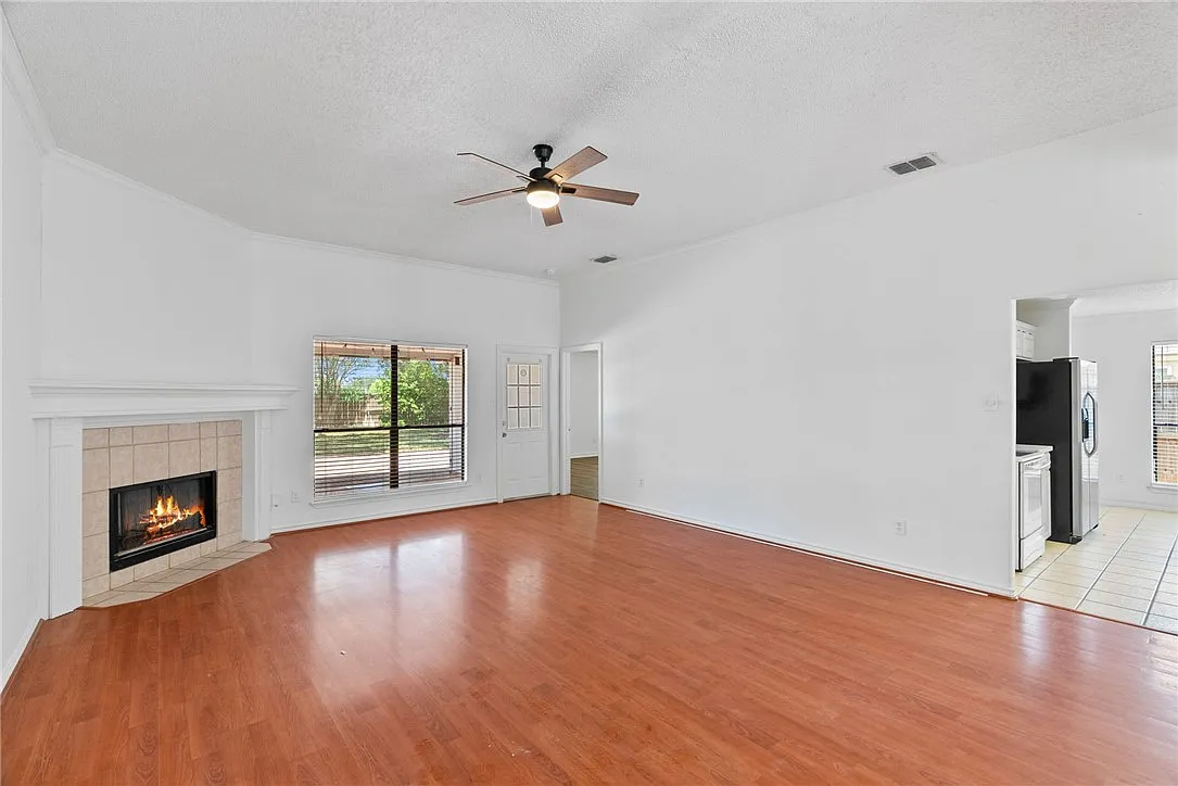 3 bed, 2.0 bath, 2013 sqft, $2,250 — Photo 3