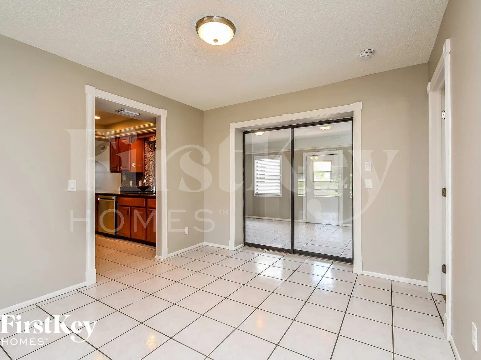 3 bed, 2.0 bath, 1927 sqft, $2,105 — Photo 3