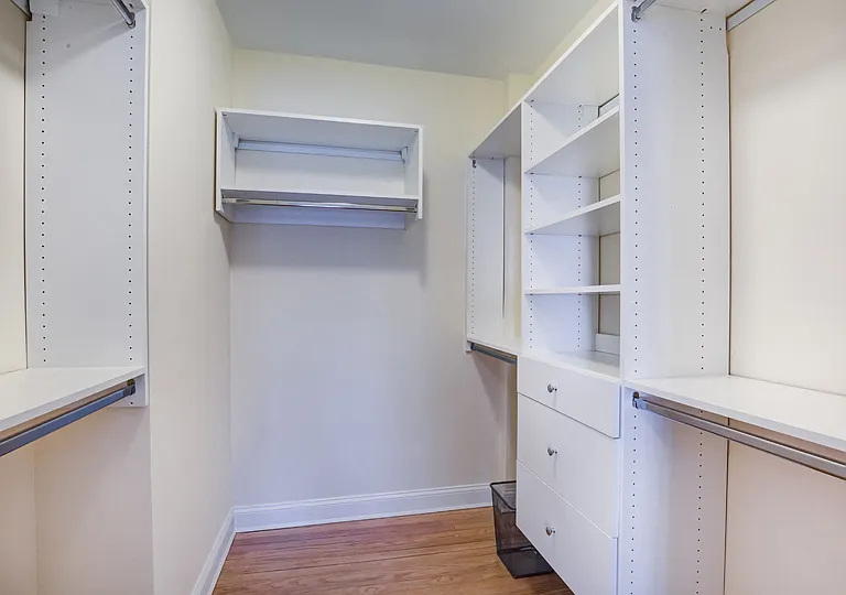 Auburn Harris Courtyard - Walk-In Closet