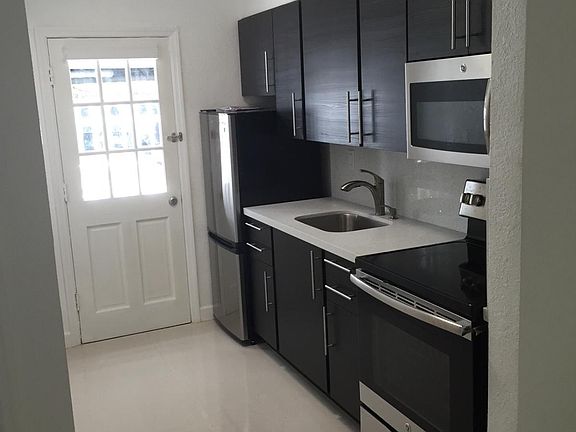 4th image of 1611 West Ave APT 2