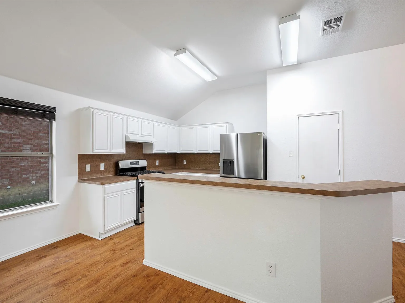3 bed, 1764 sqft, $2,390 — Photo 4