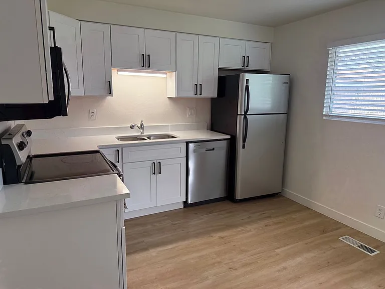 81 W 300 N #TOWNHOUSE — Photo 3