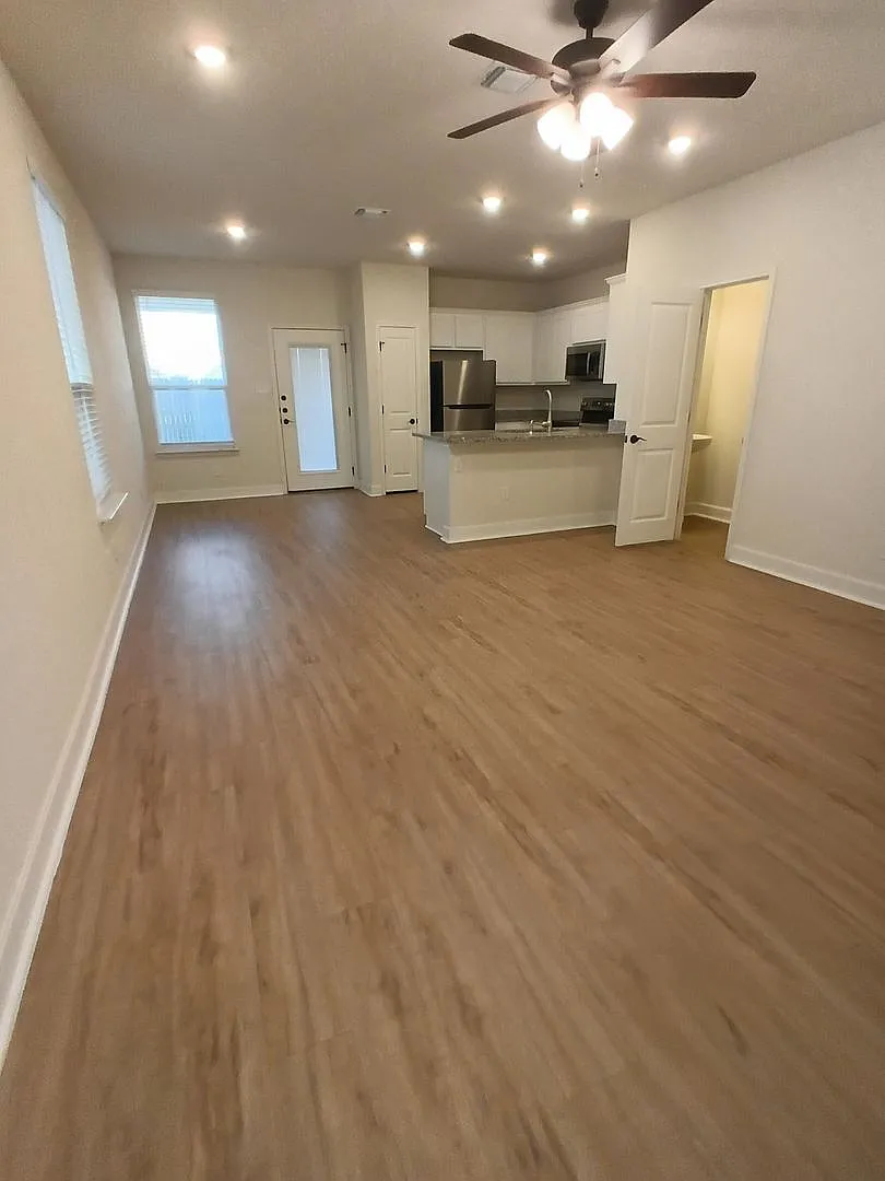 No Carpet! Gated 3 Bedroom Townhome — Photo 4