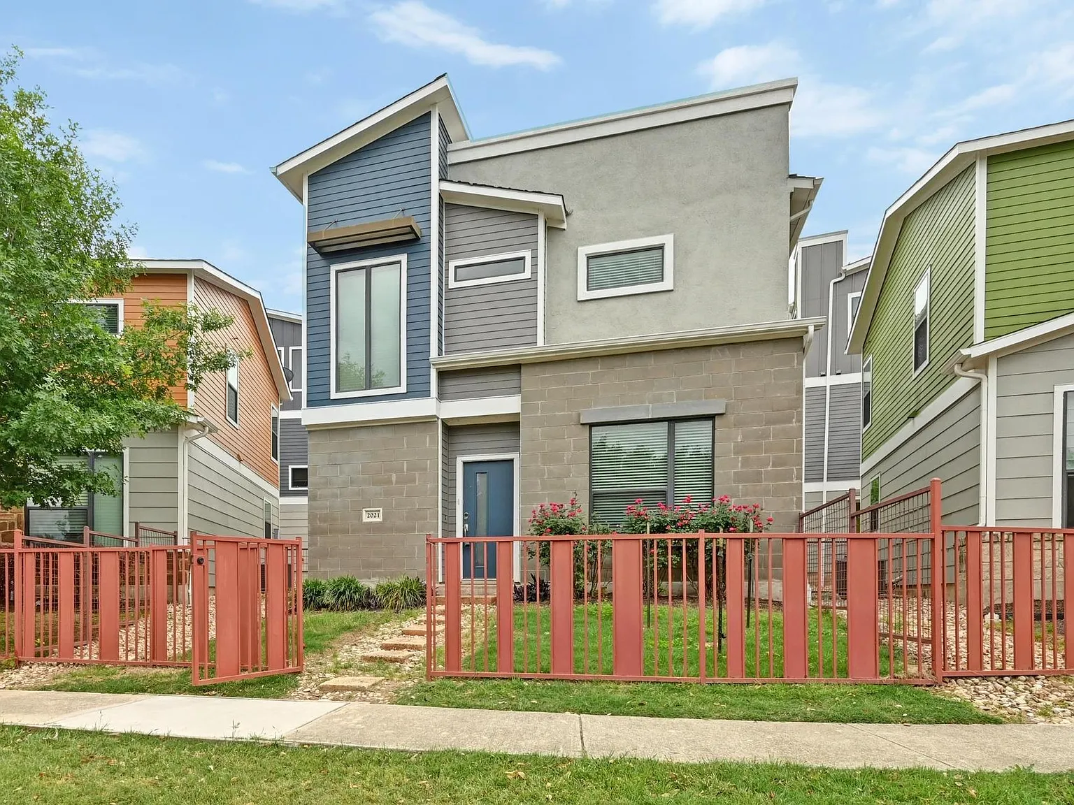3 bed, 3.0 bath, 1424 sqft, $2,450 — Photo 2