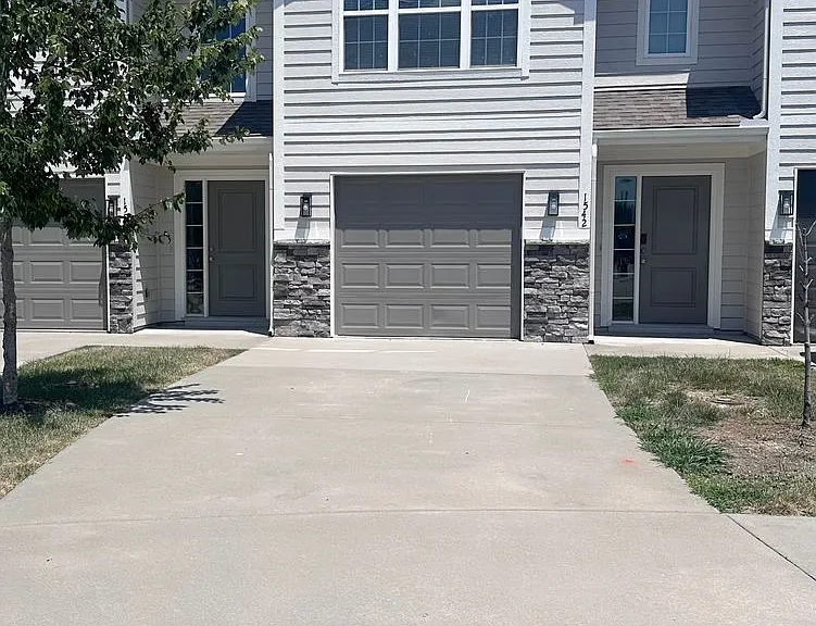 1542 NE Erin Ct — Photo 2