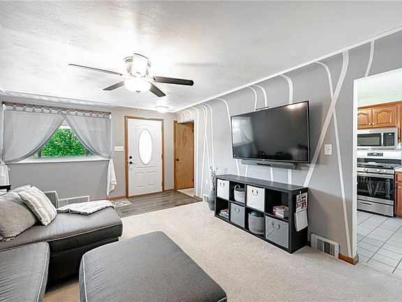 4th image of 590 Carpenter Ln