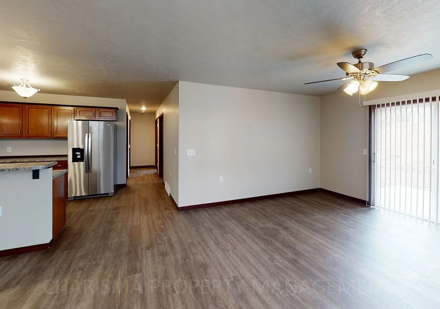 Town Home With Individual Entrance, Walk Out Patio, Attached Double Garage & Pet Friendly — Photo 2