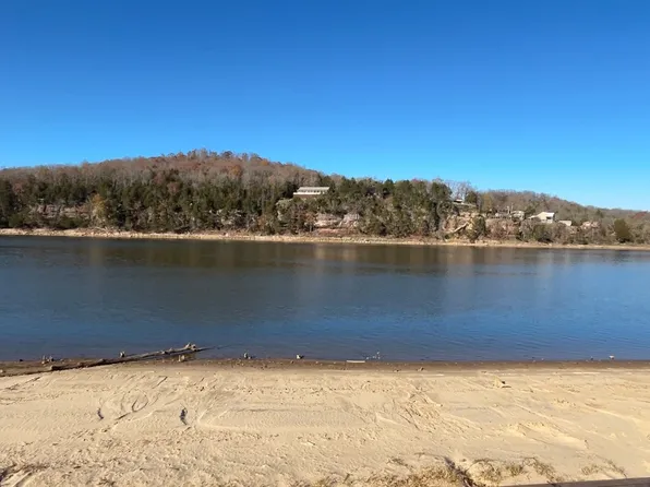 212 S River Front Dr, Clifton, TN 38425