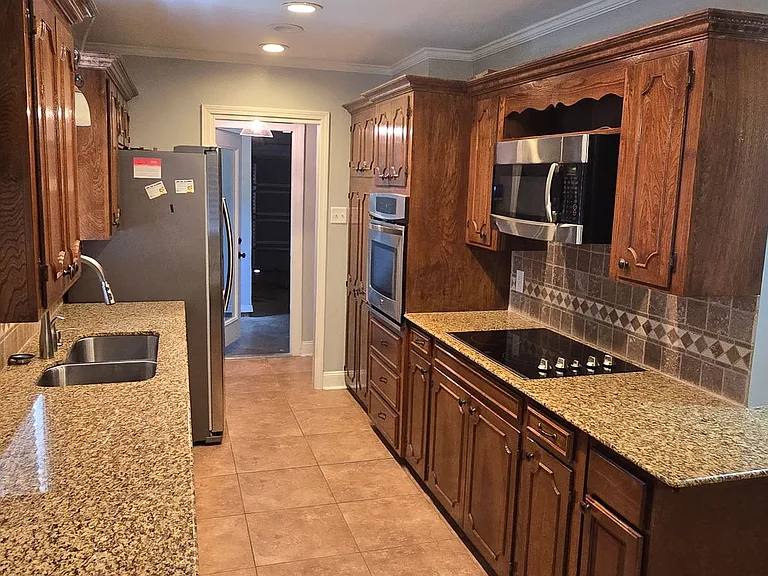 500 Northpark Dr — Photo 3
