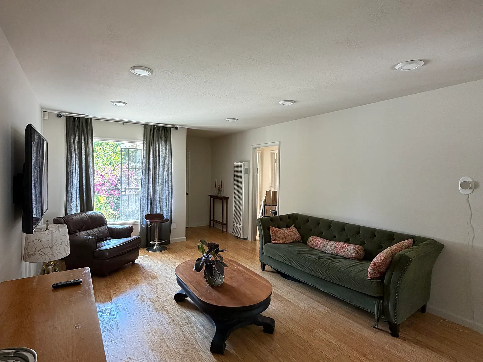 2 bed, 825 sqft, $3,000 — Photo 2
