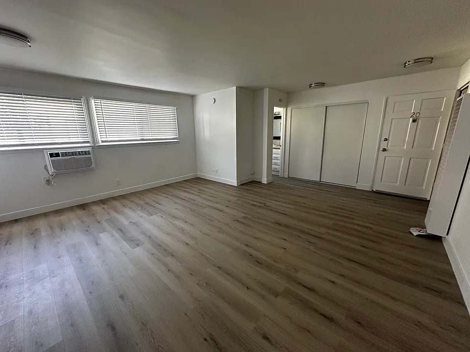 8657 Balboa Blvd #1