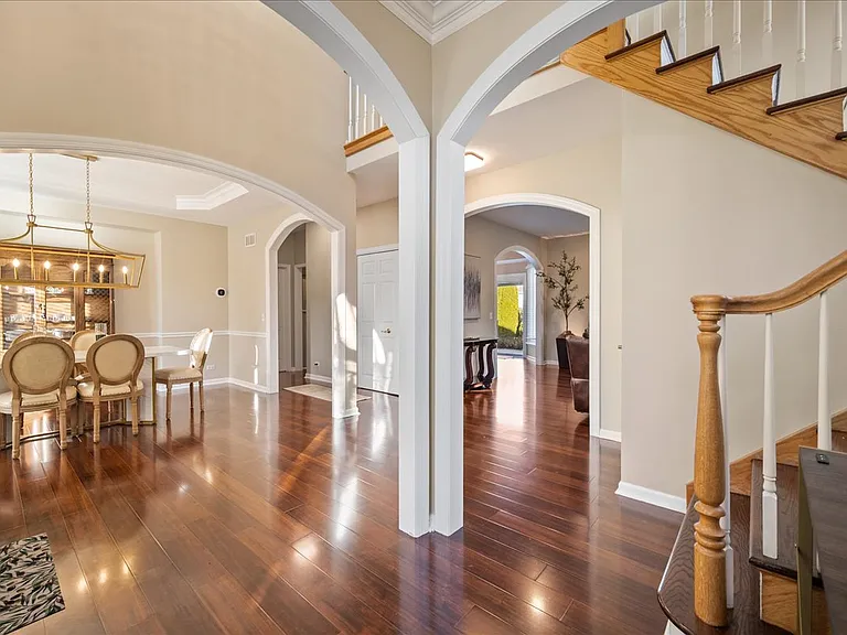 142 N Dixon Dr — Photo 2