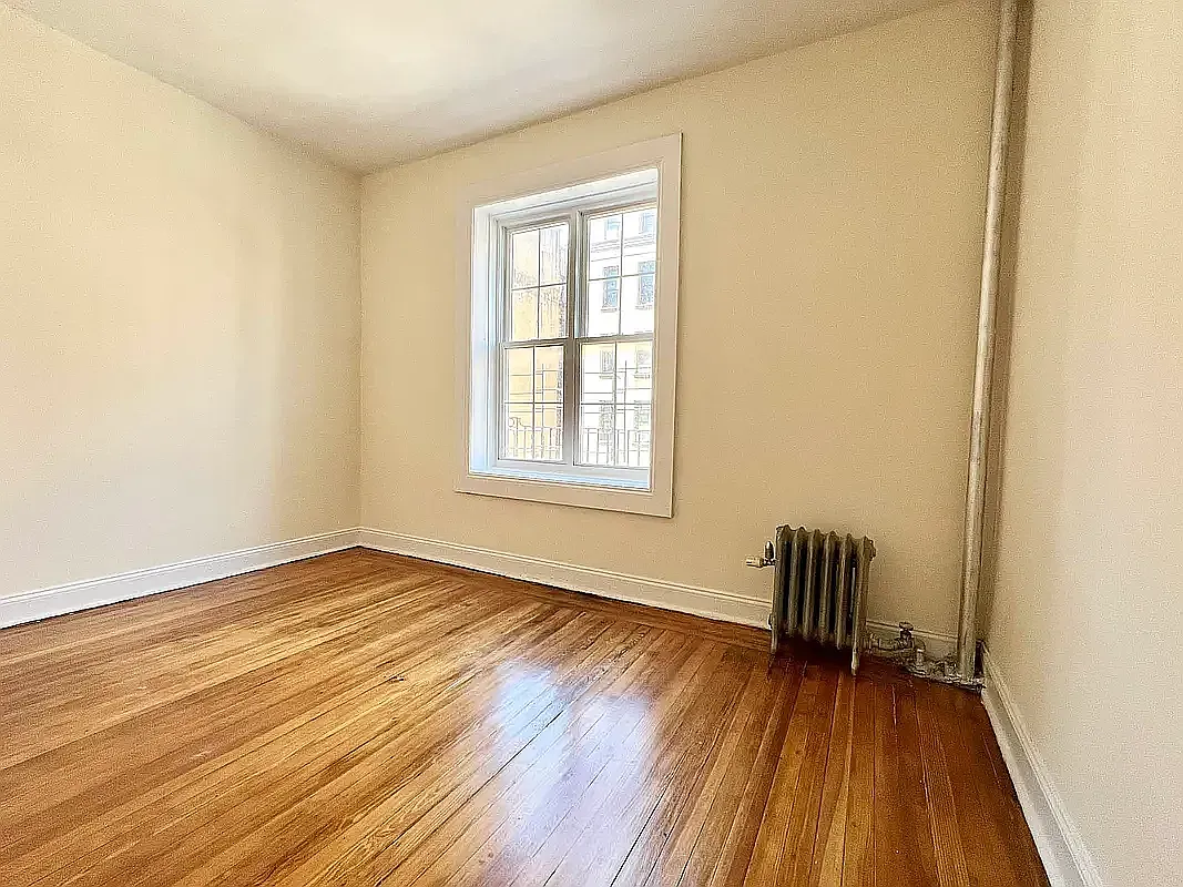 922 Bronx Park South — Photo 2