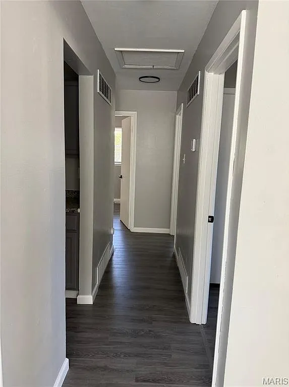 3 bed, 1.0 bath, 854 sqft, $1,300 — Photo 2