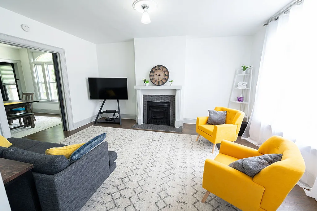 3 bed, 1800 sqft, $2,400 — Photo 1