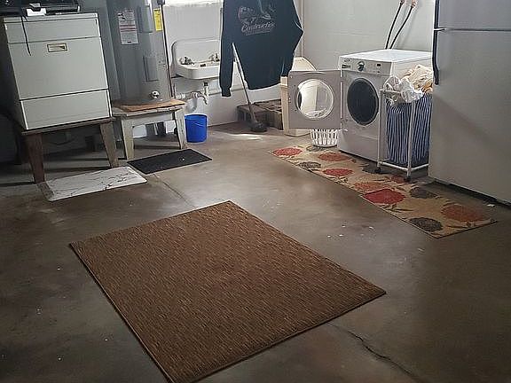 2nd image of 207 E Oak St