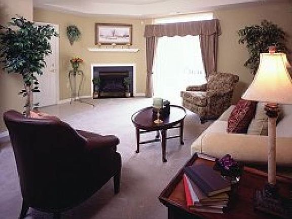 Living room w/fireplace