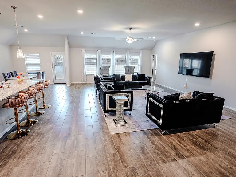 404 Eaton Dr — Photo 17