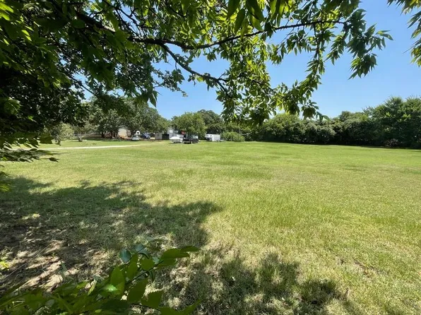 832 Green Valley Cir W, Burleson, TX 76028