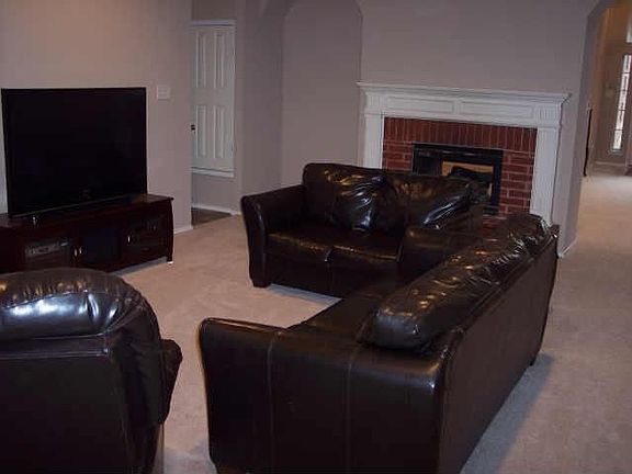 3rd image of 1809 Creekway Dr