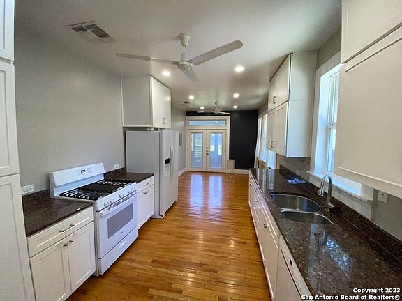5th image of 338 THORMAN PL