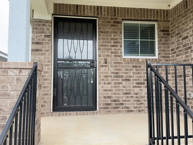 128 Riverhill Dr — Photo 2